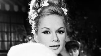 Αλίκη Βουγιουκλάκη | Δείτε την να ποζάρει γυμνή στο σπίτι της στον Θεολόγο - Η σπάνια φωτογραφία και η ιστορία πίσω από αυτήν